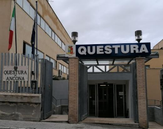 Ancona - Pitbull ucciso nel parco da un poliziotto, la Questura fa chiarezza